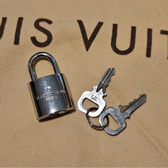 Louis Vuitton Silver Tone Lock and Keys 315 - Picture 3 of 4